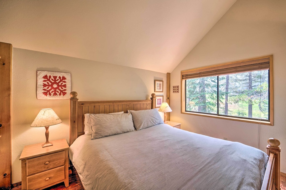 Hot Tub & Deck: Truckee Golf Course Home