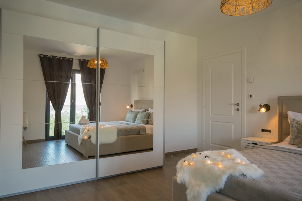 Holiday House Luxury view 3