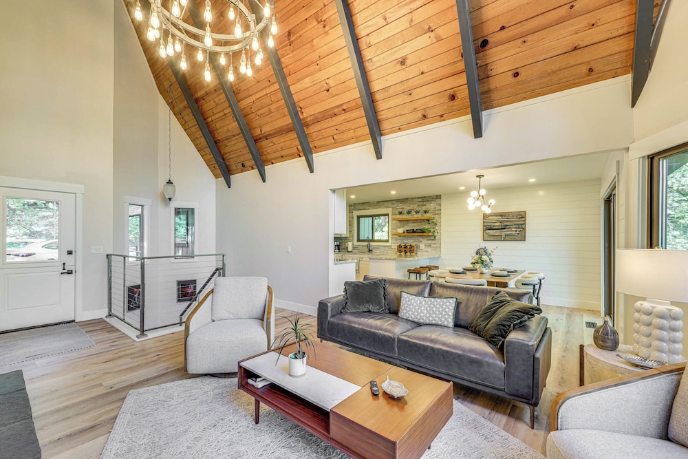Stunning Forest Views: Luxury Lake Arrowhead Cabin