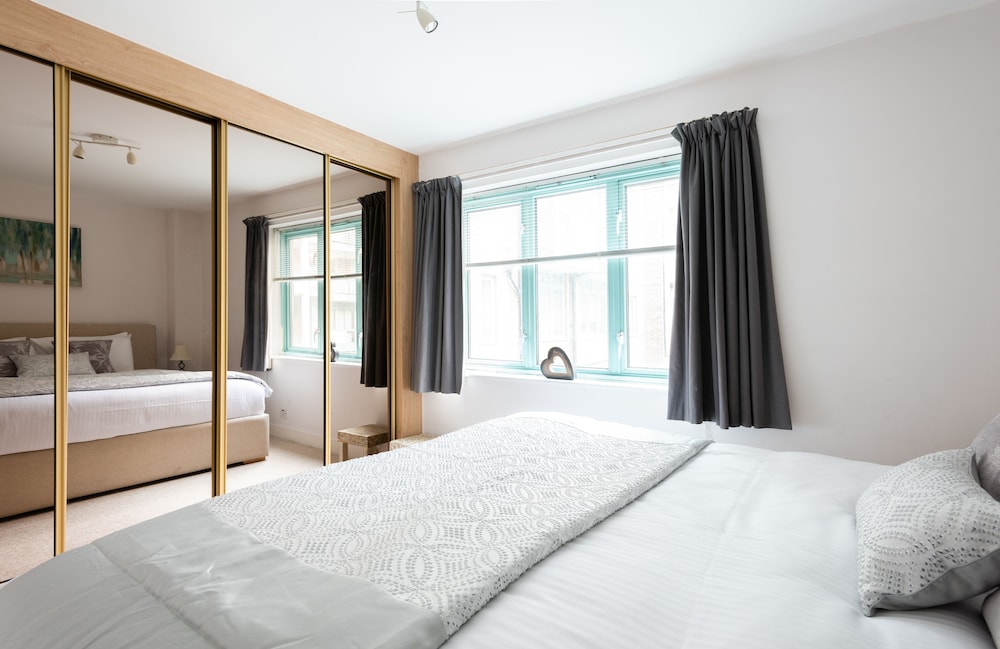 Platinum Apartment in West London 9955
