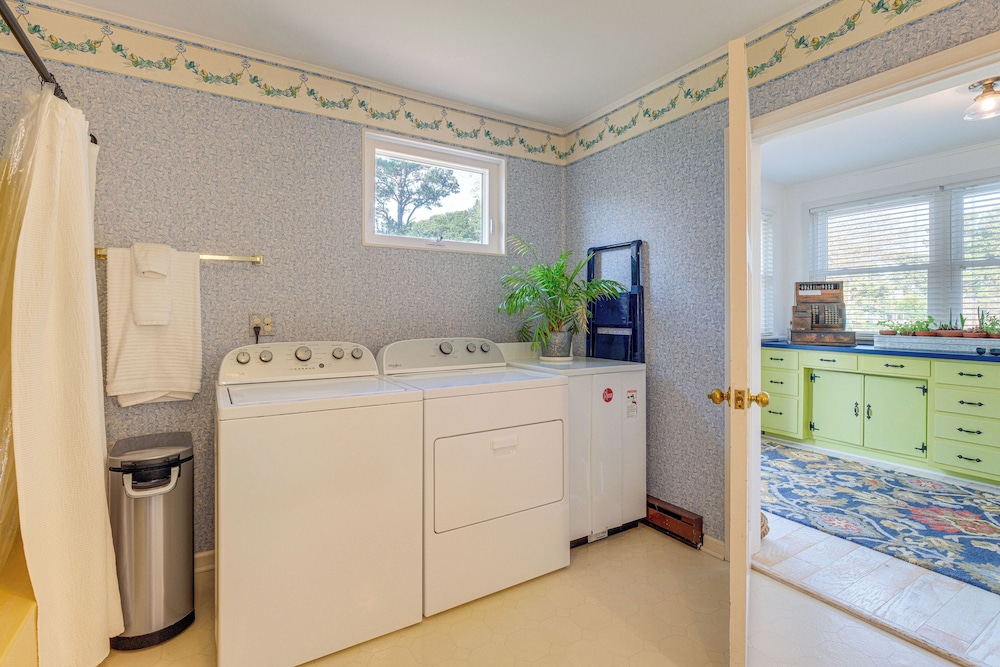 Hot Tub & Dock: Riverfront Cottage in Deltaville