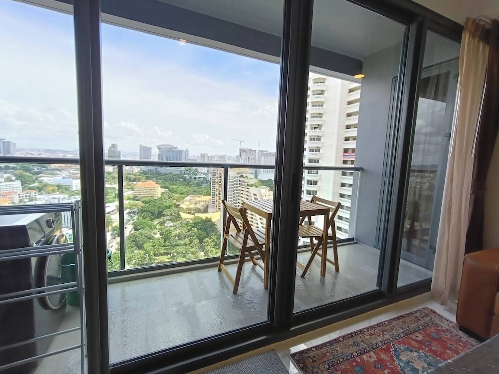 Luxury Large One Bedroom Seaview Serviced Apartment at Wongamat, Pattaya