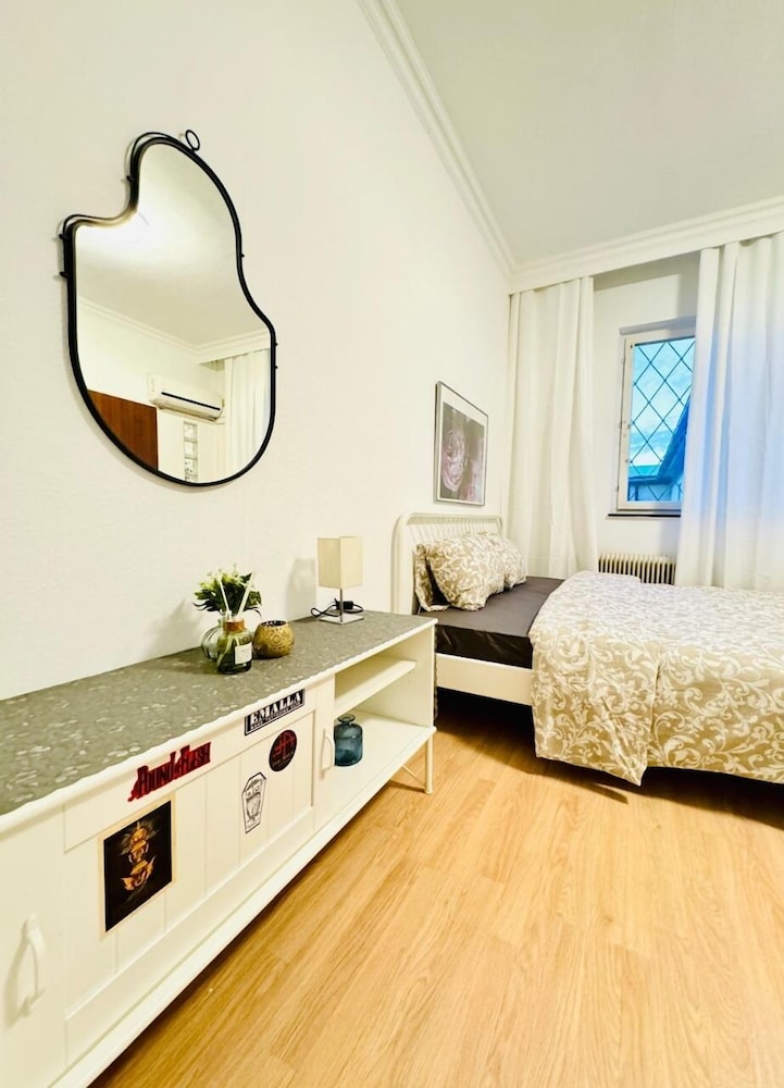 7 private Rooms in a spacious Villa