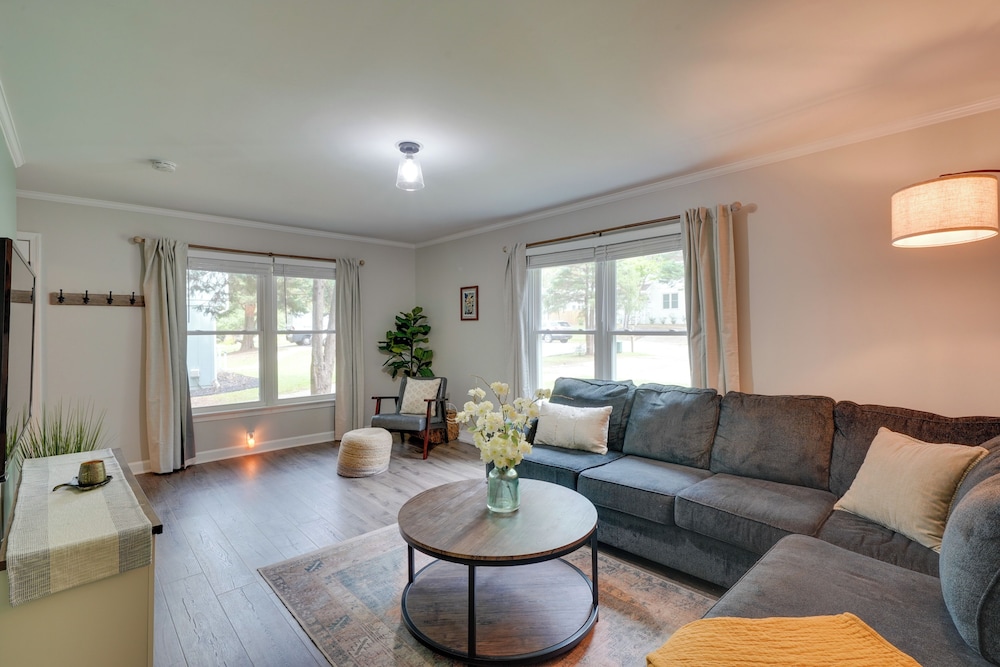 7 Mi to Dtwn Raleigh: Townhome w/ Deck!