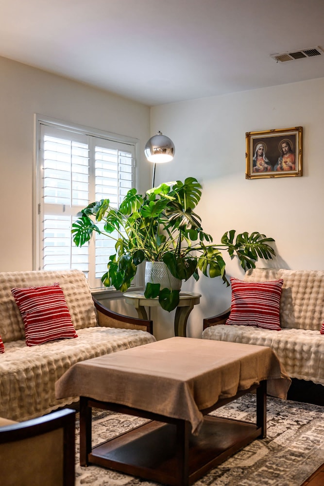 Cozy Pasadena Home Steps From Rose Bowl w Parking