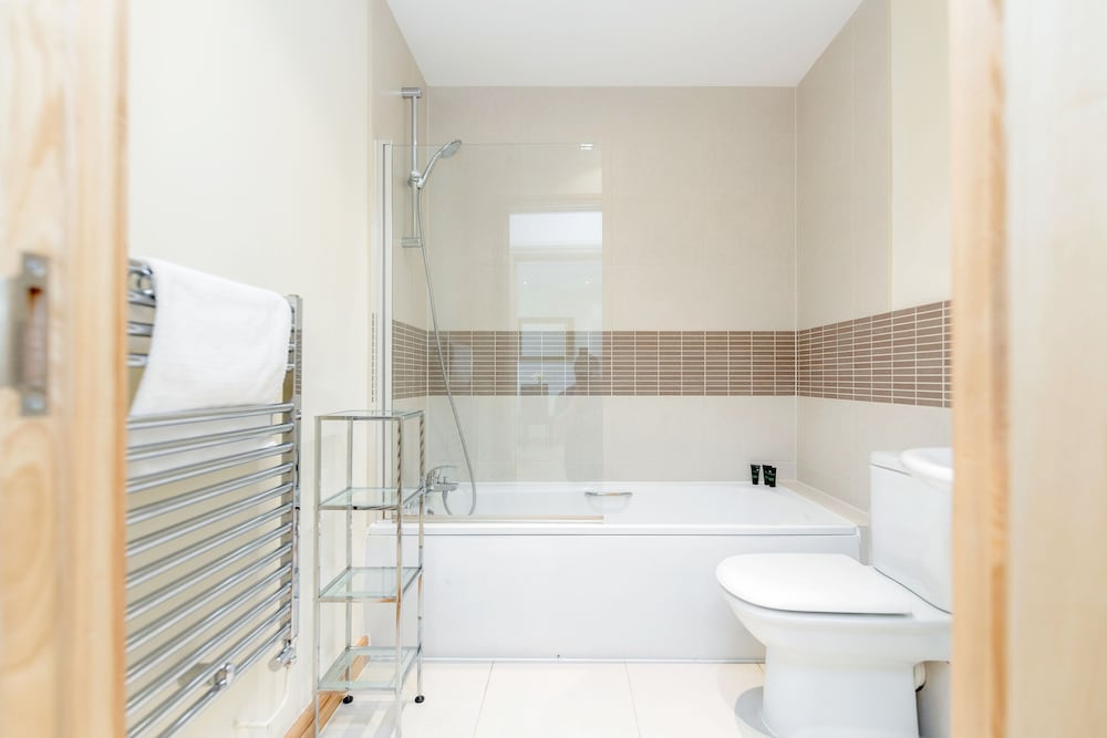 Guildford Vacations - Roomspace Apartments -Westnye House - Property Image 6