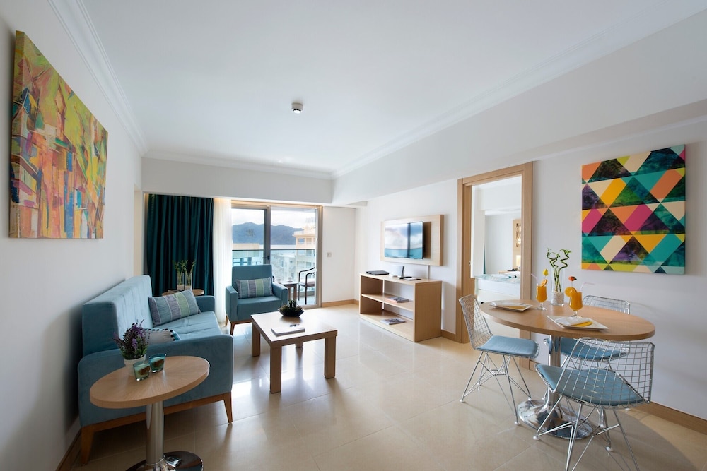 Aurasia Deluxe Hotel - Image 6