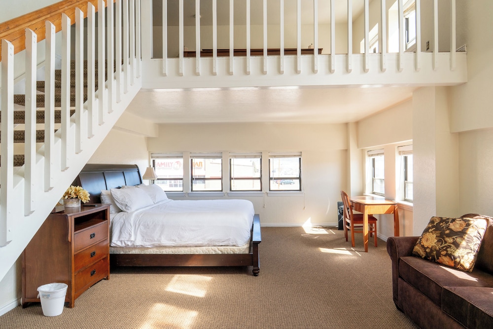Road Creek Inn