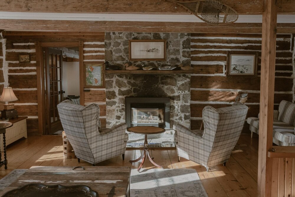Manoir du Canard - 1800s Authentic Quebecois log Home With Modern Amenities