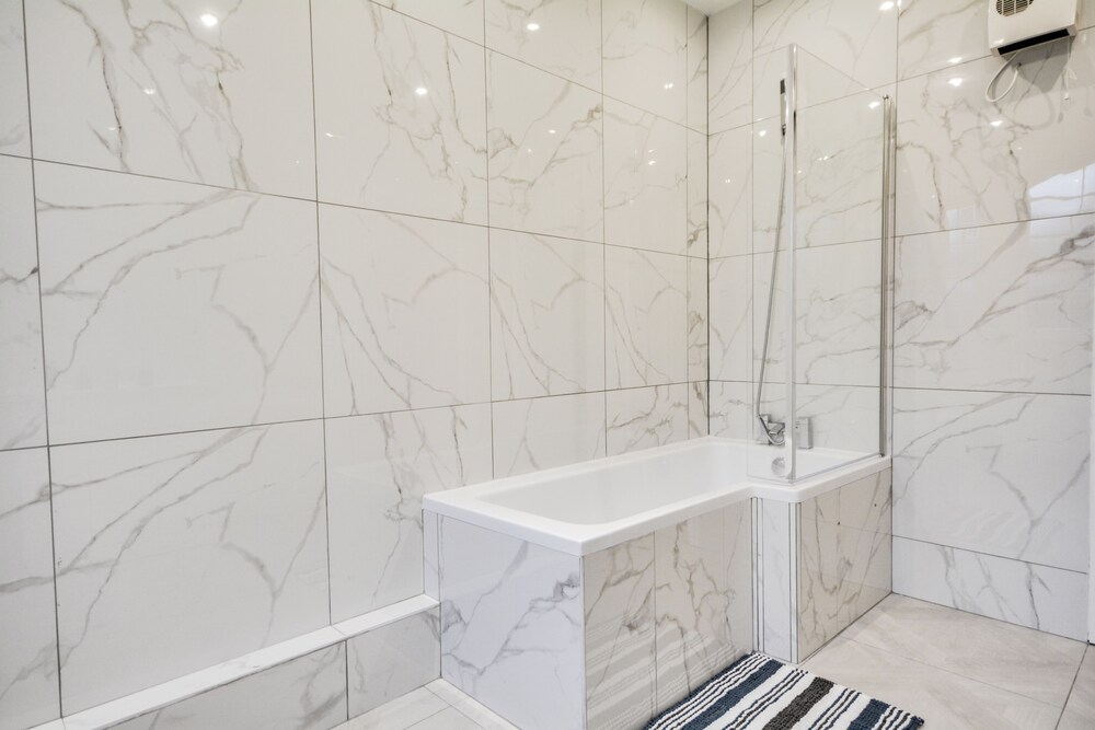 Wigan - Apartment - Sleeps 6 - Parking