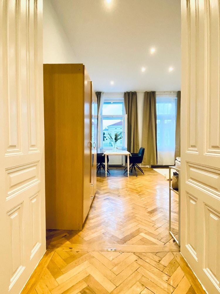 Comfortable 1BR Apartment Westbahnhof