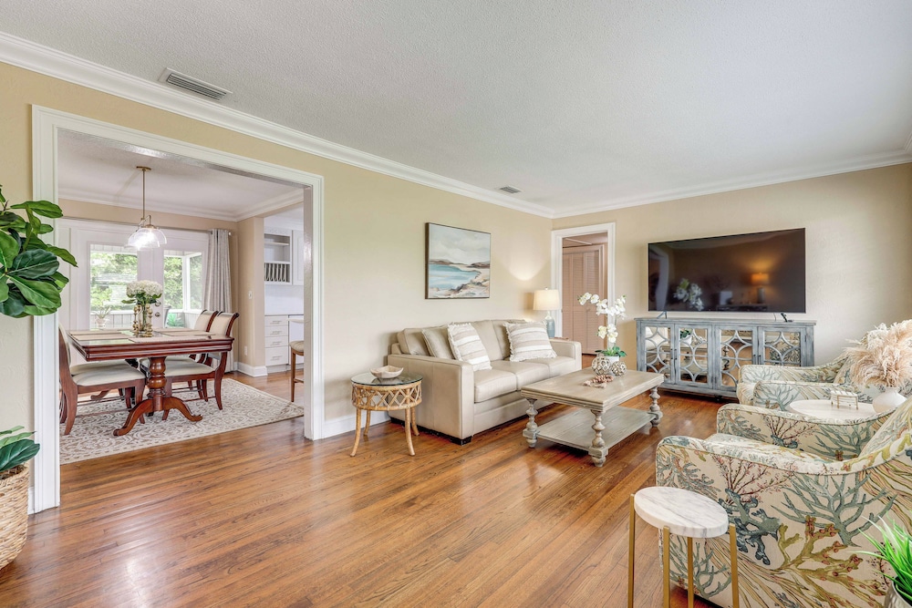 Family Home 5 Mi to Riverwalk & Jaguars Games!