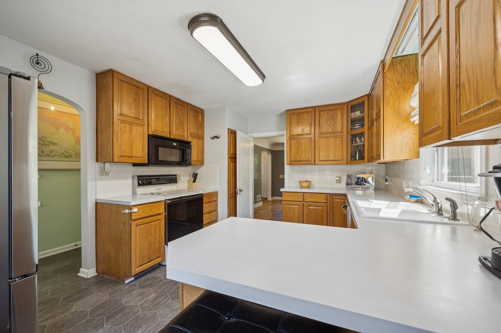 Charming Home Near Unc & Dt Greeley 5 Bedroom Home