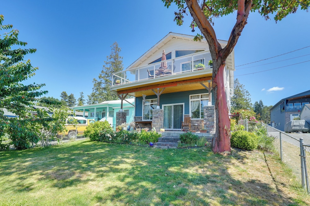 Walk to Water: Camano Home w/ Ocean-view Deck in Camano Island, US