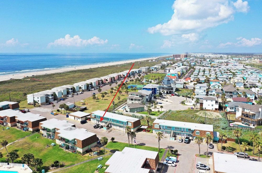 2 Units Beach Boardwalk, Pool, Pickleball + Tennis Island Retreat Complex