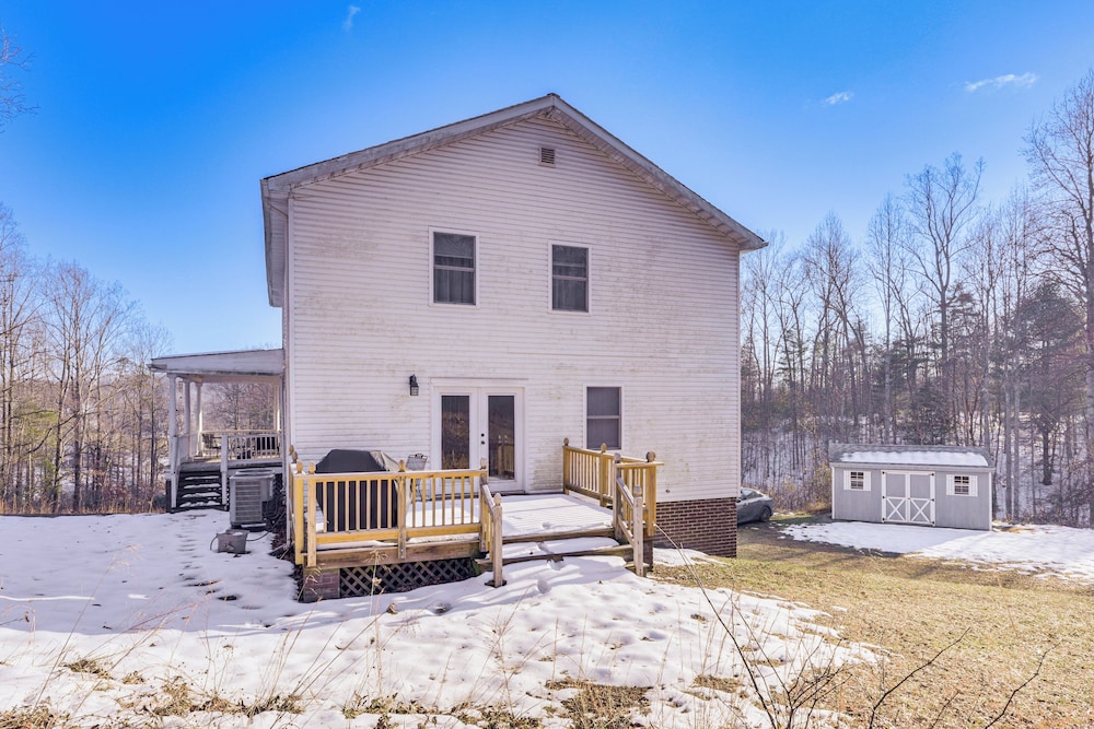 Family Home w/ Game Room & Decks in Etlan!