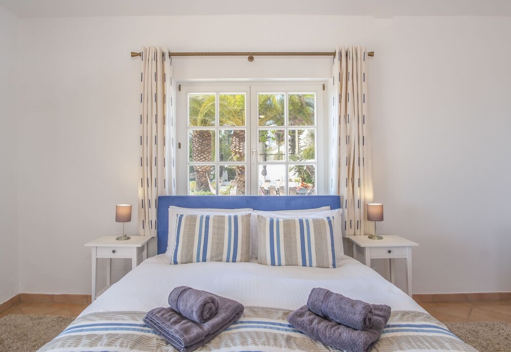 Vale Verde in Lagos With 6 Bedrooms and 4 Bathrooms