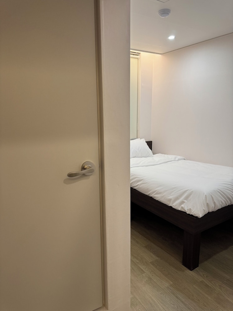 Crashin Yongsan Guesthouse