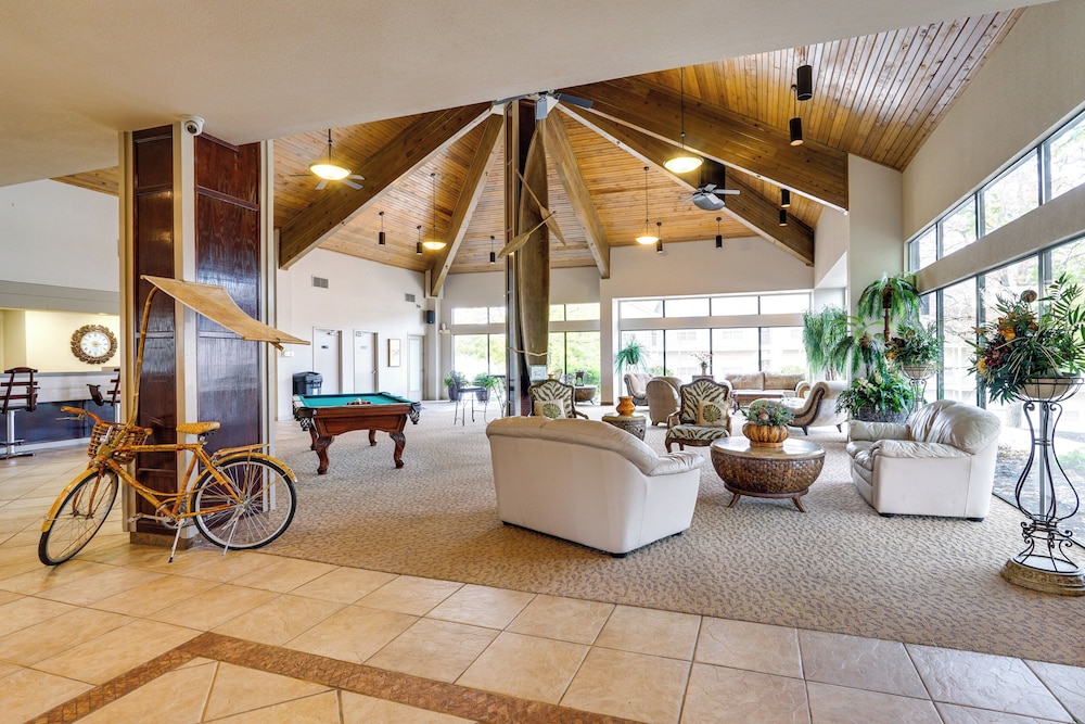 Boat Slip + Pool Access: Osage Beach Retreat