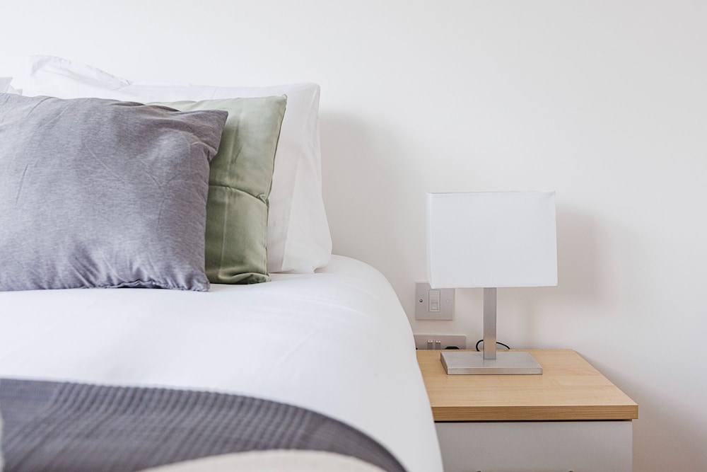 Modern 1 Bed Flat in Town Centre - Free Wifi