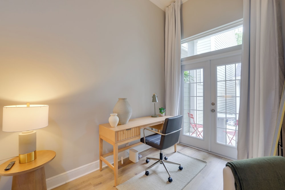 Townhome w/ Patio < 5 Mi to UF Campus!