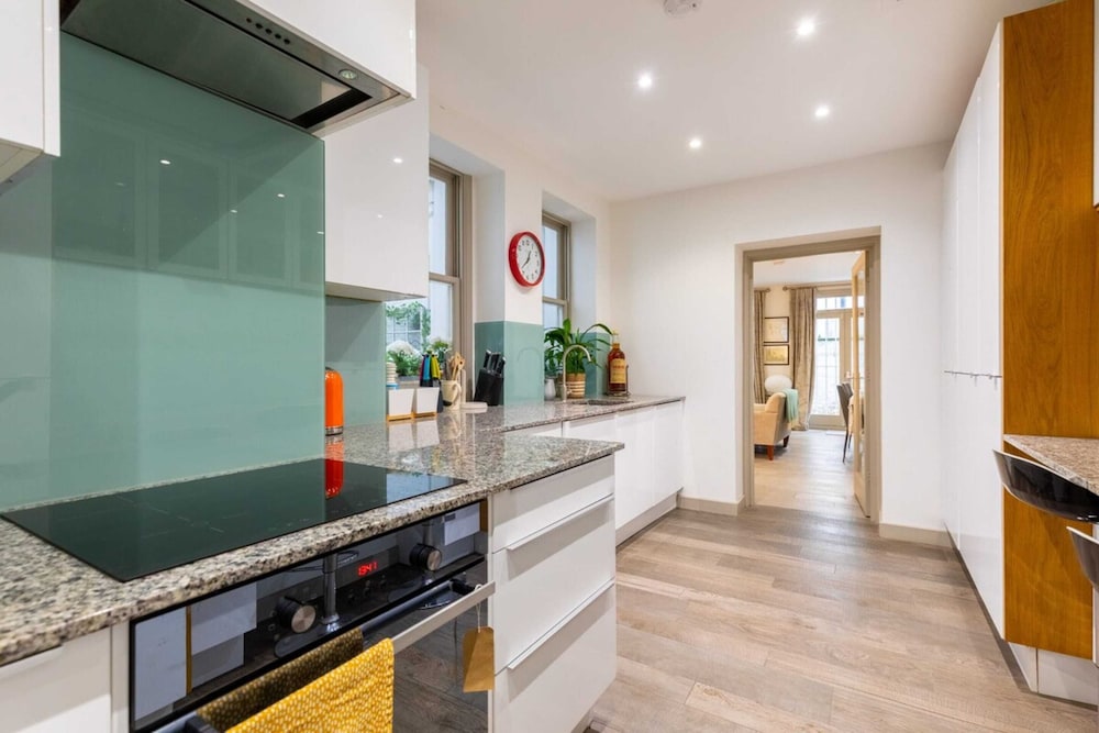 Elegant 2BD Flat 5 Mins to Kensington Gardens!