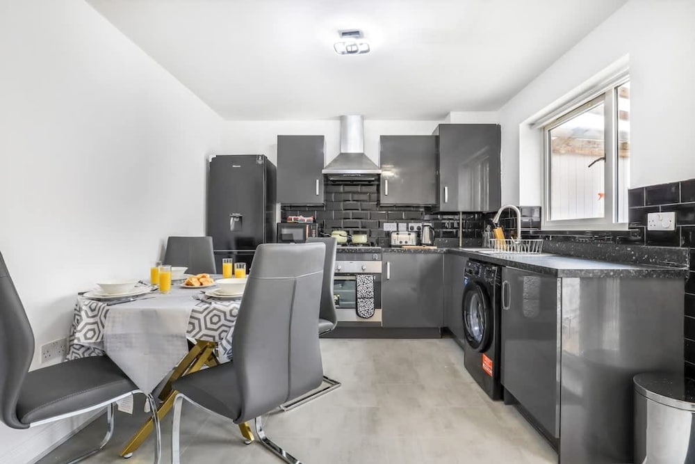 Fast Wi-fi Free Parking 10 Mins to City Centre