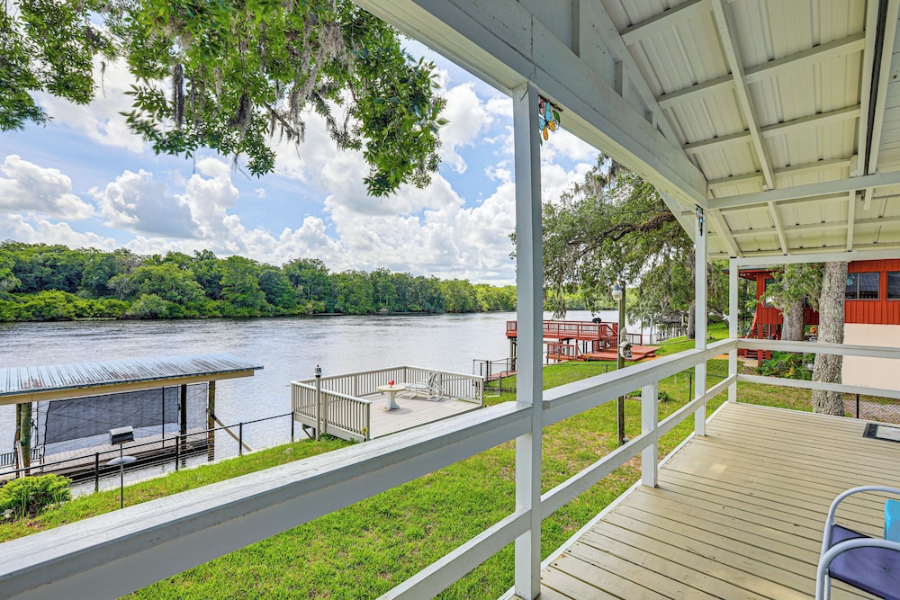 Dock + Screened Porch: Suwannee River Retreat!