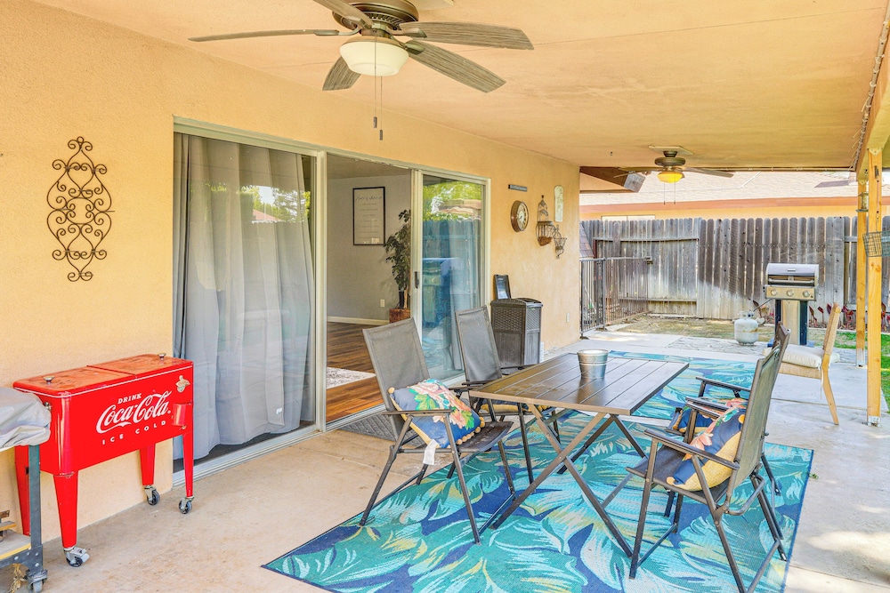 7 Mi to Dtwn: Poolside Paradise in Bakersfield!