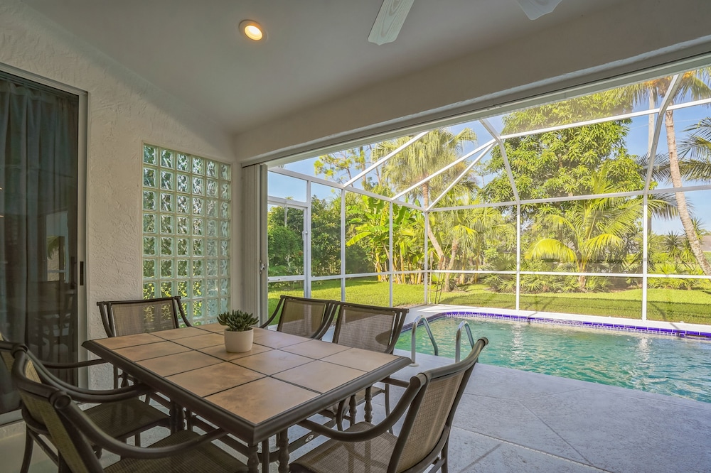 Relaxed Tropical Retreat 5 Miles To Beach 3 Bedroom Home