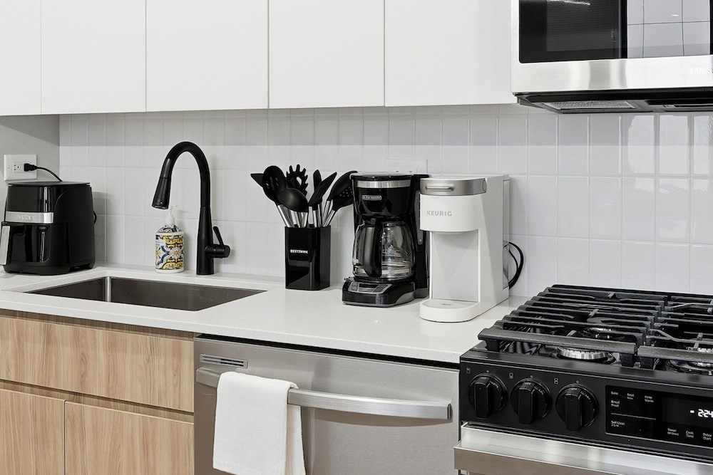 Comfy Condo - Gym Free Parking Modern Amenities