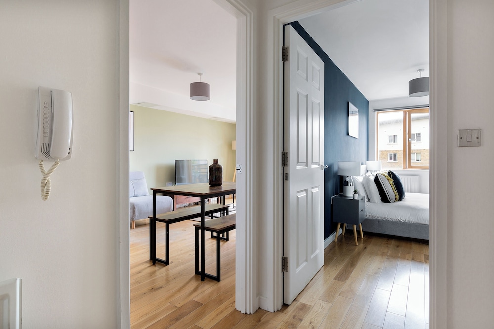 Beautiful Bow Apartment