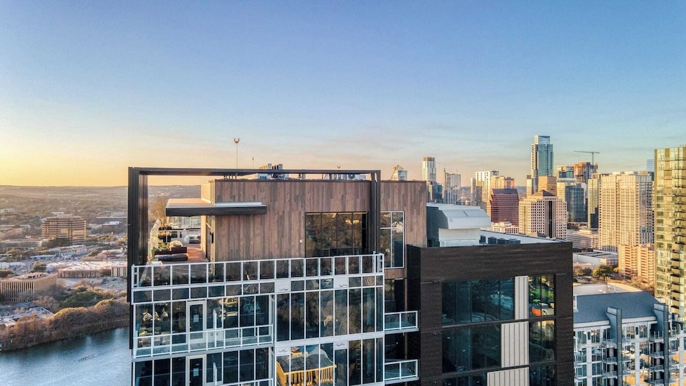 Luxe High Rise Near DT Austin w/ Views Rooftop Pool, Gym, & Luxe Amenities