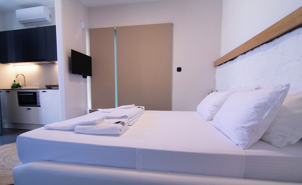 Thronos Suites