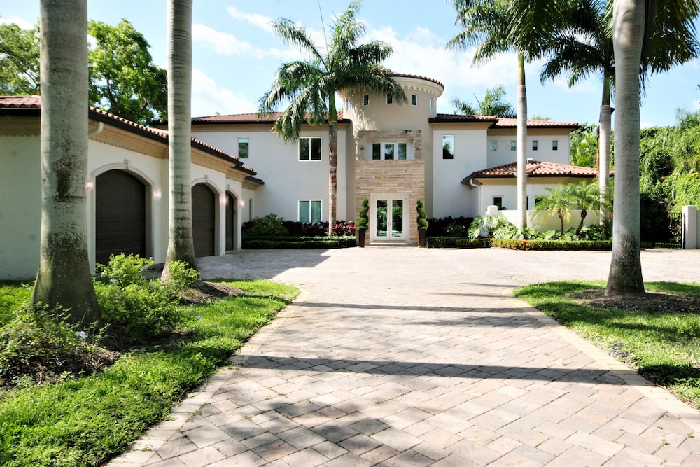 Hotel Bel Air Luxury Mansion - Image 1