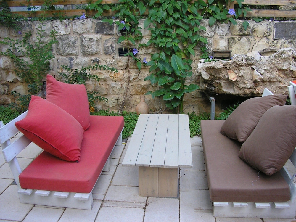 Shulamit Yard