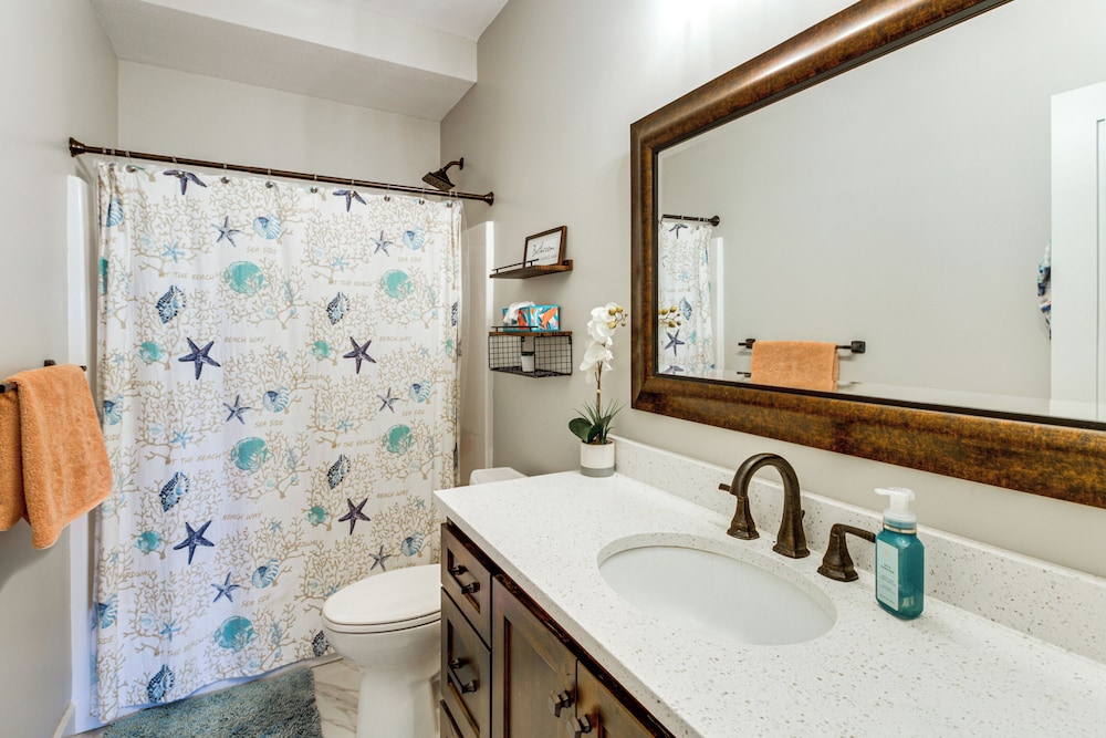 Hot Tub & Game Room: Lakefront Merrifield Retreat!