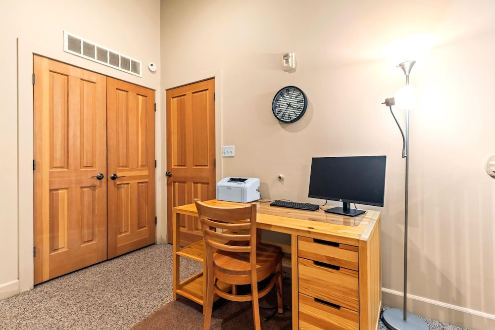 KBM Resorts Crestview Condos Spacious Condo Near Olympic Park With gas Fireplace, Year-round Pool, hot Tub, City Wide Shuttle Access. Cvc-308b