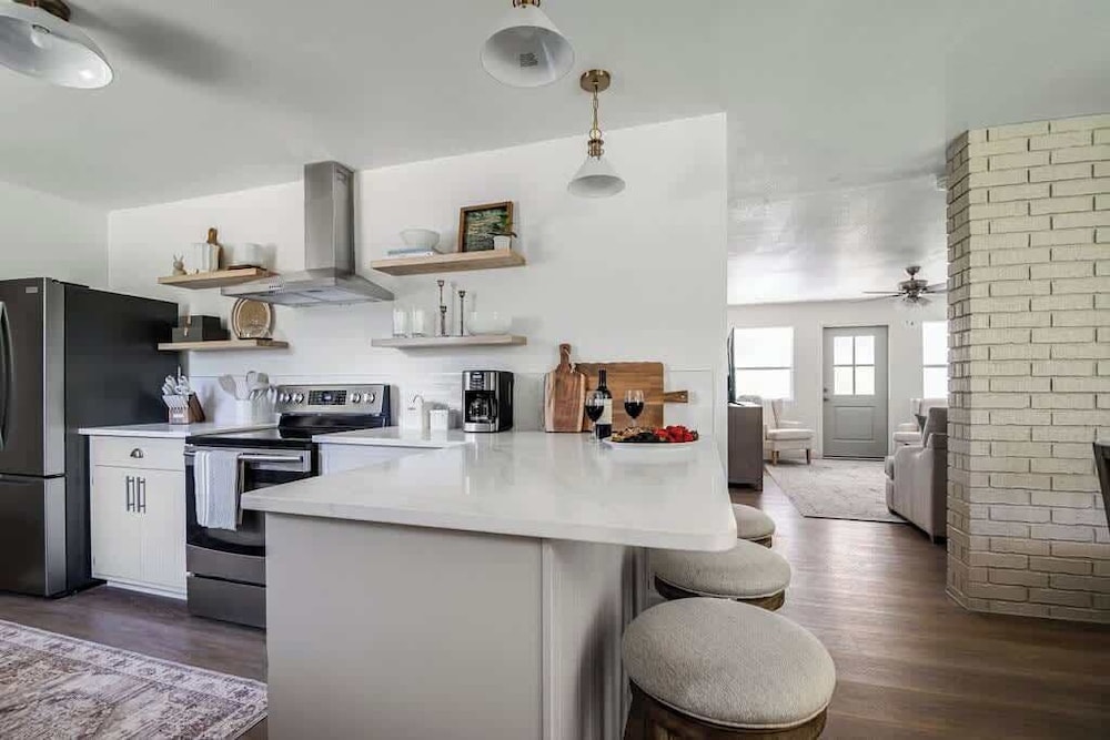 Luxe Poolside Retreat W/sauna-minutes From Downtown!
