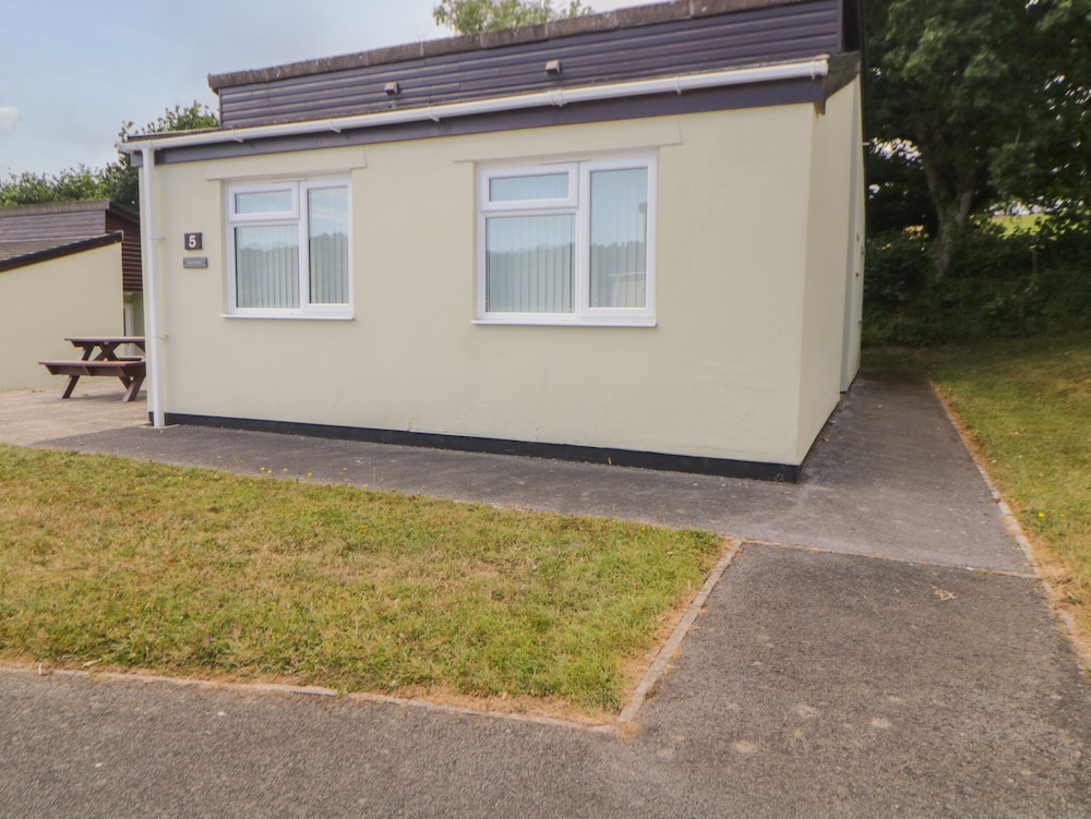 Harcombe House Bungalow 5