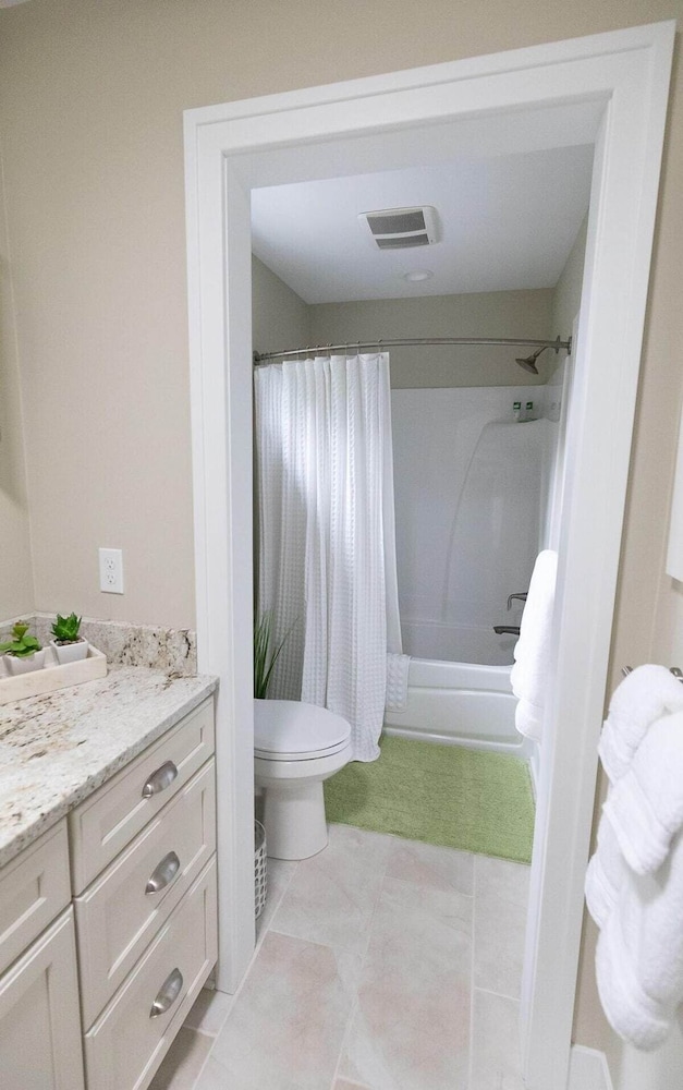 Third Coast Hideaway - Saugatuck - Douglas Downtown Area - Spacious & Spotless