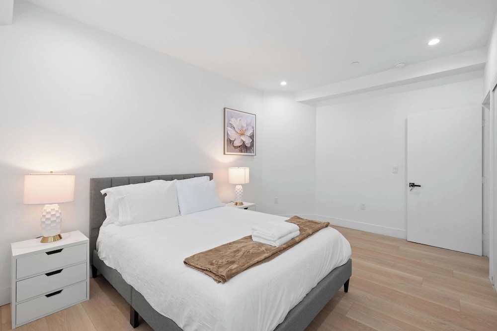Not Affected by the Fire/modern 5BR Home With Full Amenities & Parking #2