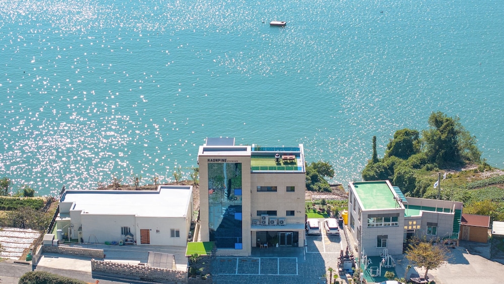 Yeosu Stay Raonpine Spa Pension