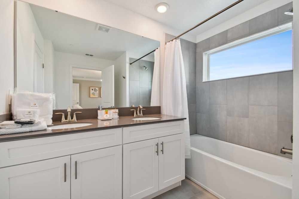 Storey Lake - Private Pool- King Bed - 4BD/3BA