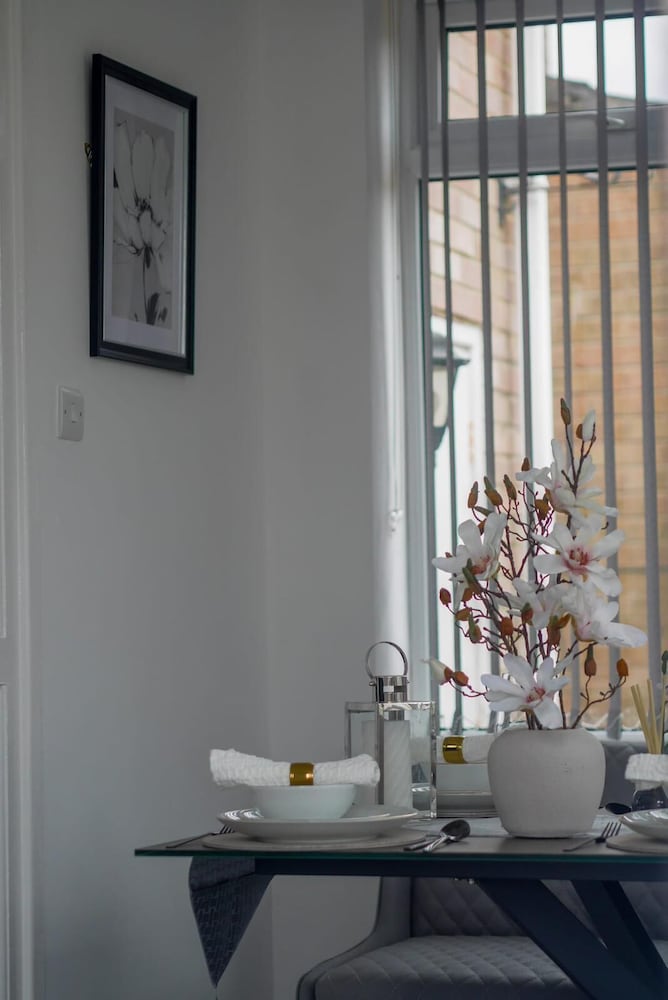 Stylish 4 Bed Apartment- Private Garden & Sleeps 8