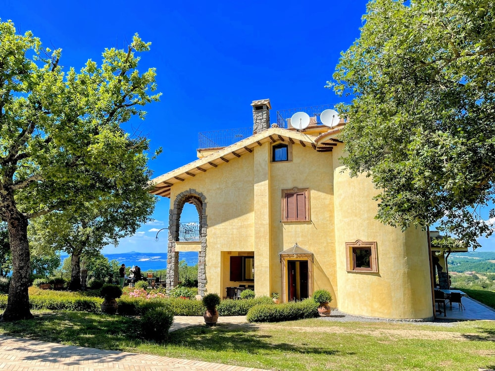Charming Villa in Umbria - Sleeps 16 - Lake View - Pool, Jacuzzi and Events Room