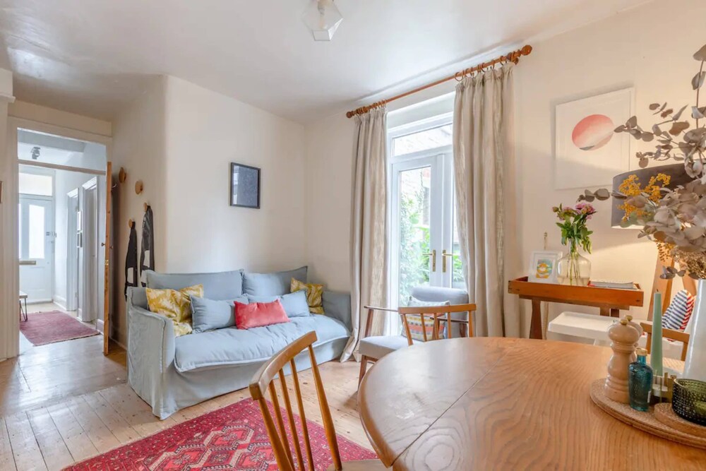 Newly Renovated 2 Bedroom Apartment in Earlsfield With Garden