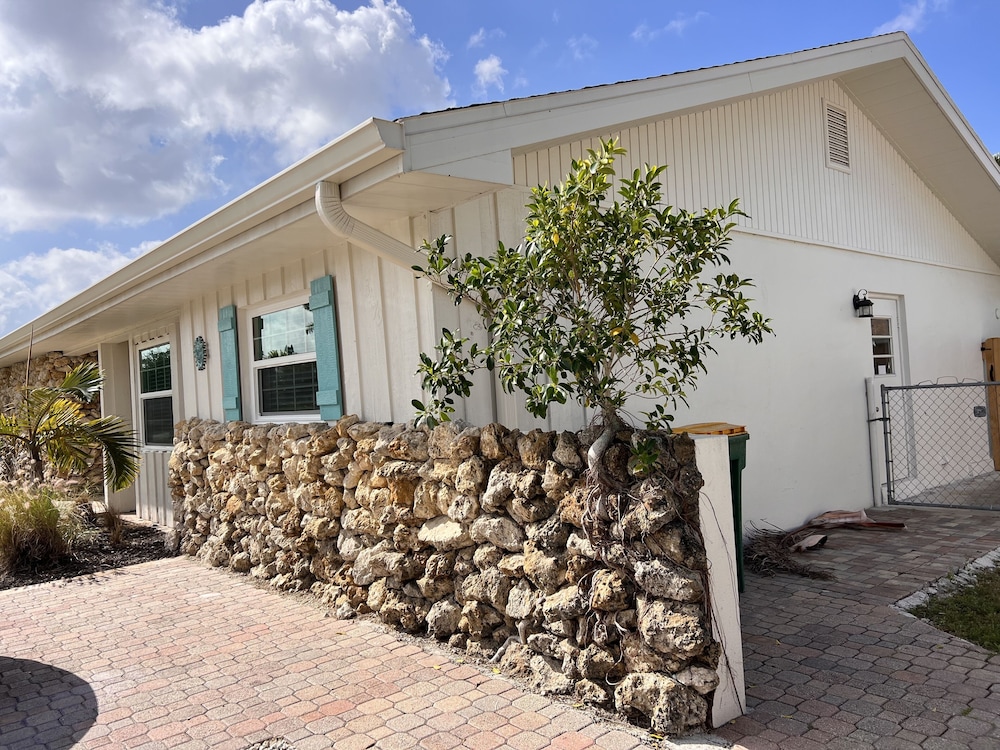 Luxury Pool Dog Friendly Central To Naples And Marco Island By Sky Run Naples 3 Bedroom Home