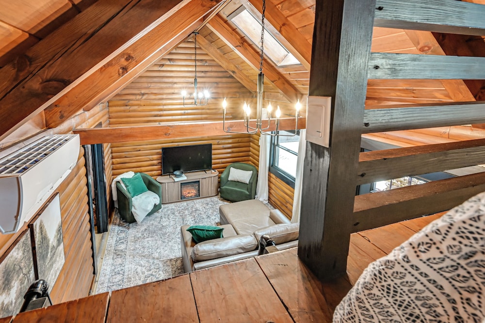 Peaceful Cabin w/ Hot Tub in Dundee: Dogs Welcome