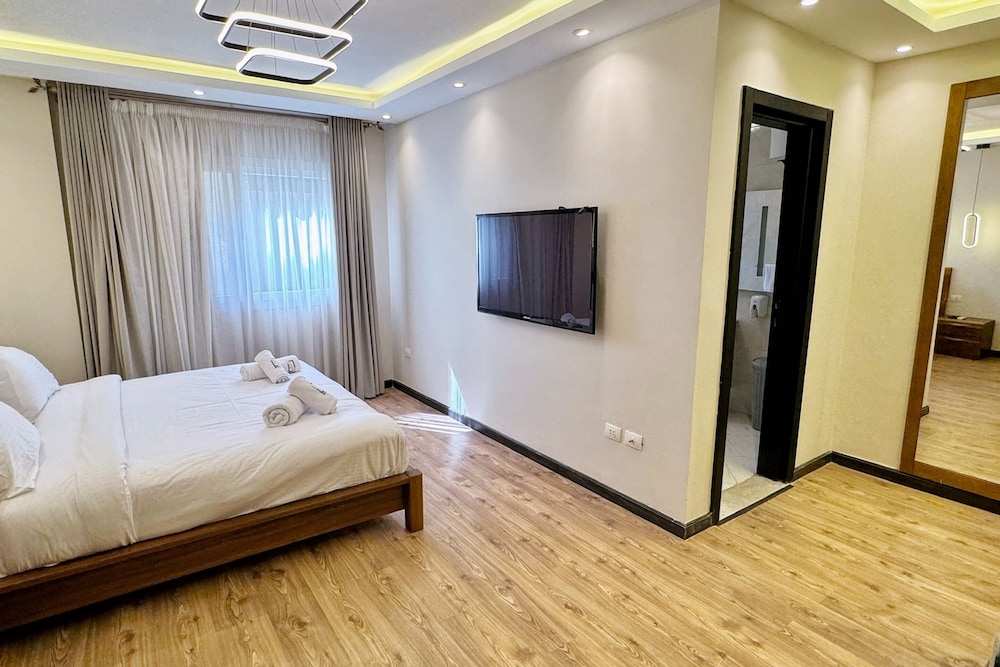 Calm & Classy 2BR - 5 min to Airport